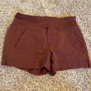 Athleta Trekkie north maroon shorts size 8